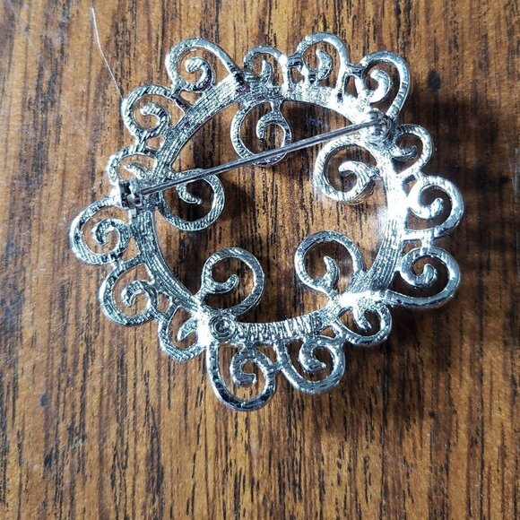 Vintage Sarah Coventry Silver Tone Silvery Mist Wreath Scrolls Pin Brooch - Picture 2 of 3